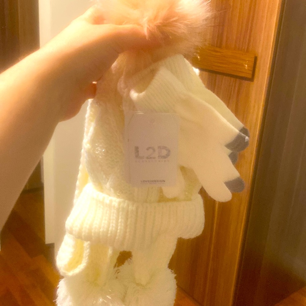 Brand new kid set. Scarf, beanie and gloves.